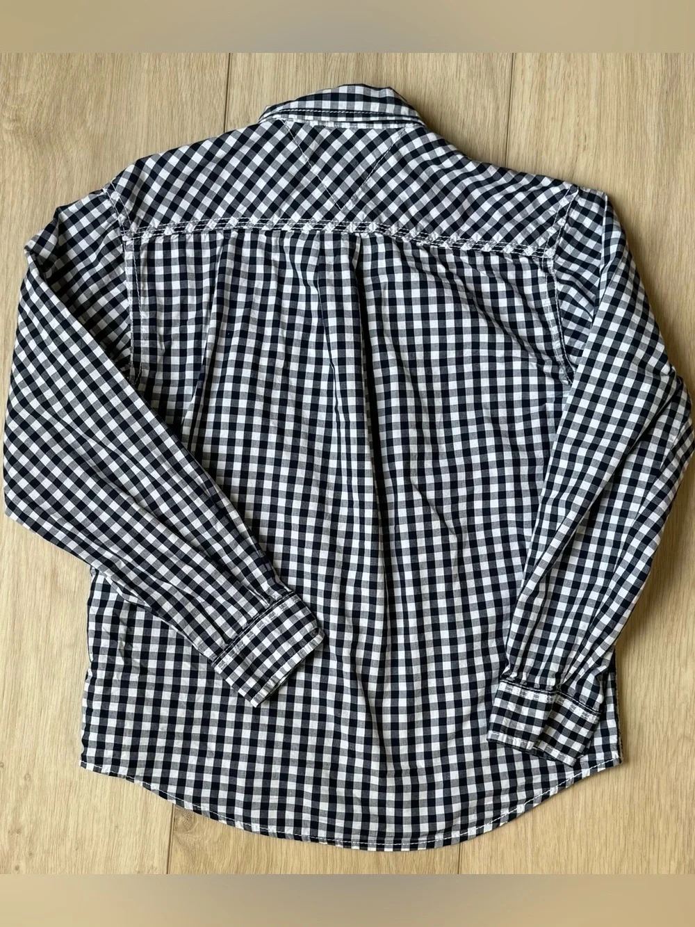 Tommy Hilfiger boys Small 8/10 long sleeve button down dress shirt navy plaid
